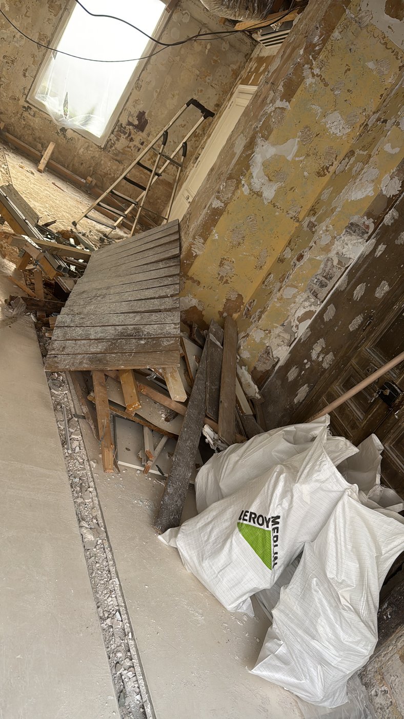Logement en cours de démolition, gravats ensachés