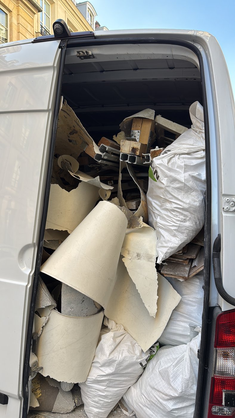 Camion chargé de gravats et de déchets de chantier avant évacuation